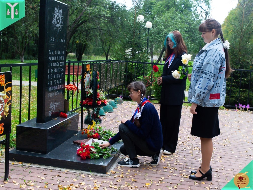15 сентября, в День 80-ой годовщины освобождения Кировского района от немецко-фашистских захватчиков в школе звучали песни военных лет..